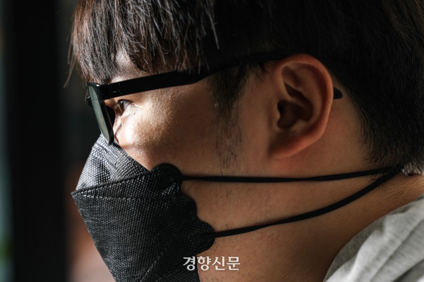 5.18관련 왜곡된 정보 작성자에 대한 고발 활동을 하는 이주원 씨가 9일 경기도 시흥시의 한 카페에서 고발 내용에 대해 기자와 인터뷰 하고 있다. 2025.5.9 이준헌 기자