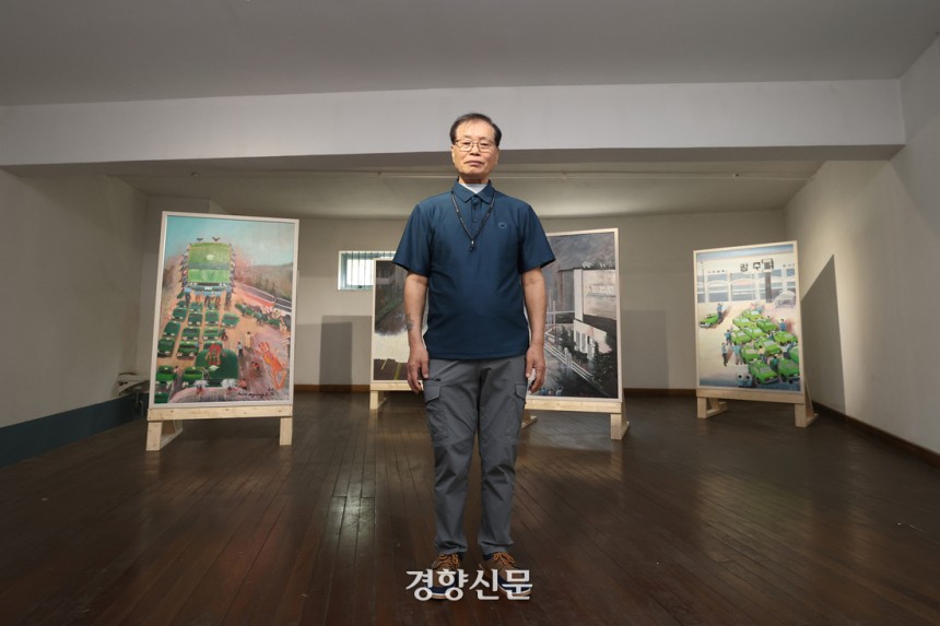 5·18 당시 방위병으로 복무하다 탈영해 시민군으로 활동한 이재춘씨가 광주 서구 5·18 자유공원에 재현해 놓은 영창 앞에 서 있다. 정효진 기자