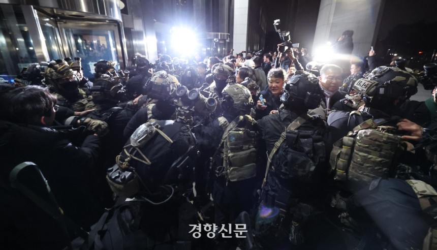 지난해 12월 4일 새벽 서울 여의도 국회에서 군인들이 국회본청 진입을 시도하자 시민들과 국회 직원 등이 격렬히 막아서고 있다. 성동훈 기자