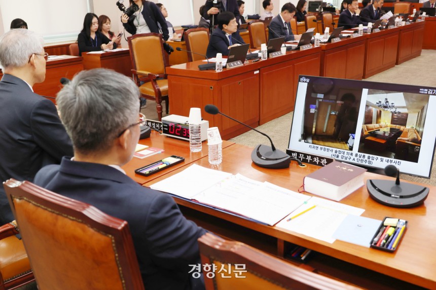 김기표 더불어민주당 의원이 ‘지귀연 판사 룸살롱 접대 의혹’에 대해 14일 국회에서 열린 법제사법위원회 전체회의에서 제보 받은 업소 사진을 공개하고 있다. 2025.5.14 한수빈 기자