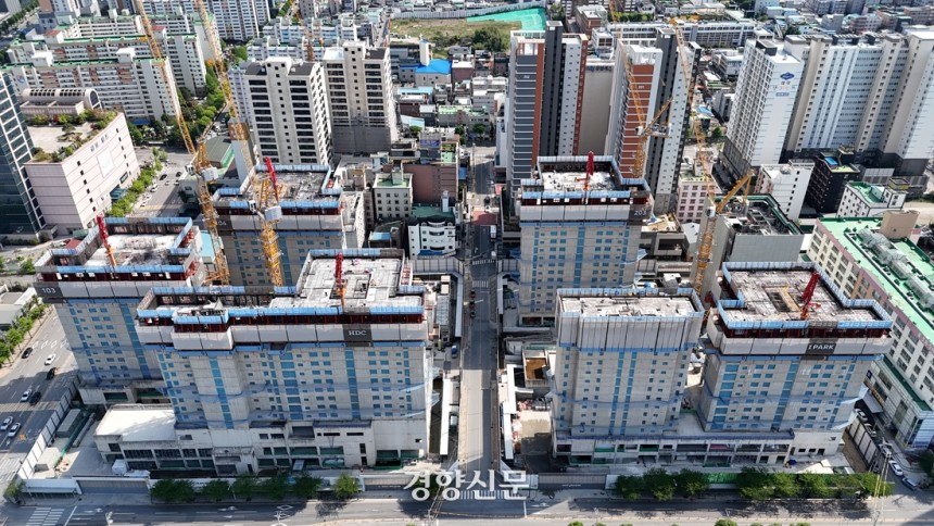 전면 철거 이후 다시 짓고 있는 광주 화정 아이파크 전경. 경향DB