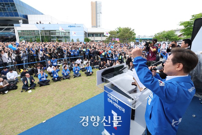 이재명 더불어민주당 대선 후보가 전북 익산역 광장 유세현장에서 시민들에게 지지를 호소하고 있다. 박민규 선임기자