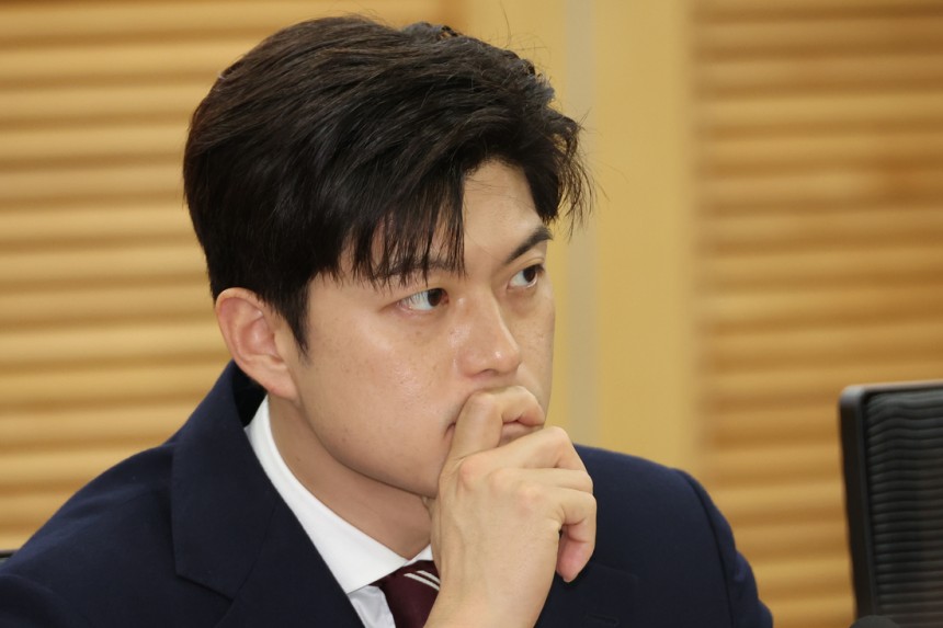 김용태 국민의힘 비상대책위원장이 16일 서울 여의도 국회 의원회관에서 열린 ‘e스포츠 지역리그의 성공적 정착 및 발전을 위한 토론회’에서 참석자들의 발언을 듣고 있다. 연합뉴스