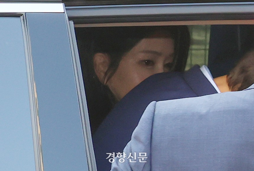 윤석열 전 대통령의 부인 김건희씨가 헌법재판소 파면 선고 후 7일만인 지난달 11일 오후 서울 용산구 한남동 관저를 떠나고 있다. 권도현 기자