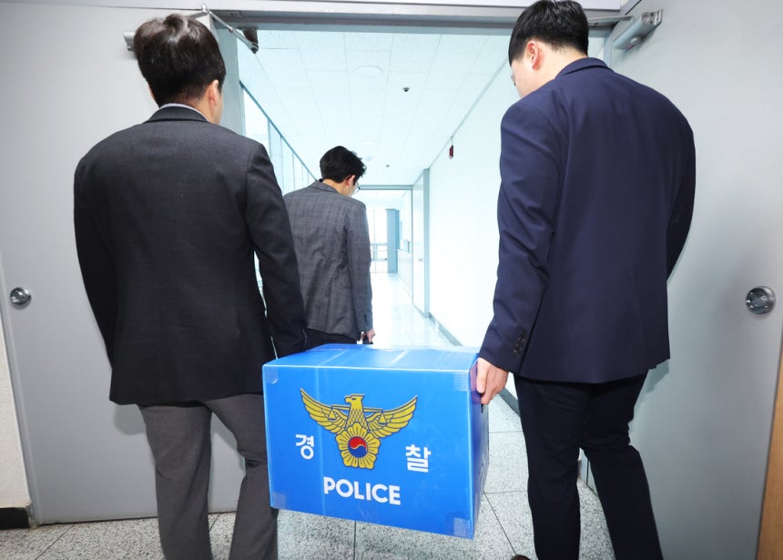 서울~양평 고속도로 노선 변경과 관련한 특혜 의혹을 수사 중인 경찰이 16일 경기도 양평군청 압수수색을 마친 뒤 압수품을 옮기고 있다. 연합뉴스