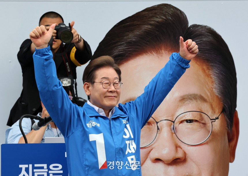 이재명 더불어민주당 대선 후보가 16일 전북 익산역 동부광장 유세에서 손을 들어 인사하고 있다. 박민규 선임기자