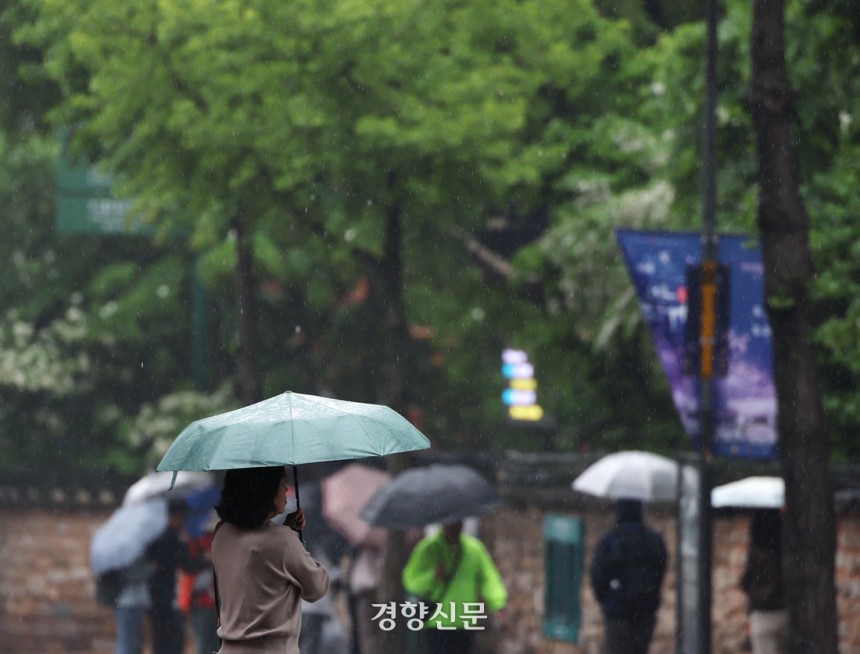 시민들이 봄비가 내리고 있는 정동길을 걷고 있다. 강윤중 기자