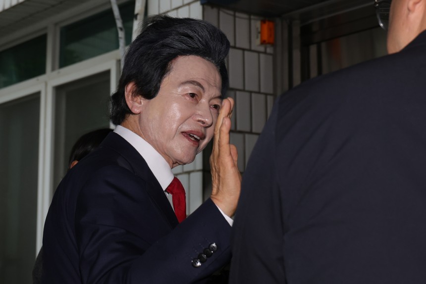 지난 16일 오후 경기도 의정부시 가능동 의정부지방법원에서 사기와 정치자금법 위반, 준강제추행 등의 혐의를 받는 허경영 국가혁명당 명예대표가 구속 전 피의자심문에 앞서 취재진 질문에 답변하고 있다. 연합뉴스