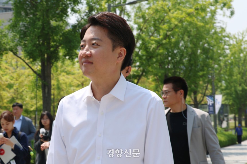 이준석 개혁신당 대선 후보가 제21대 대통령 선거 공식 선거운동 첫날인 지난 12일 서울 서대문구 연세대학교 캠퍼스를 방문하고 있다. 한수빈 기자