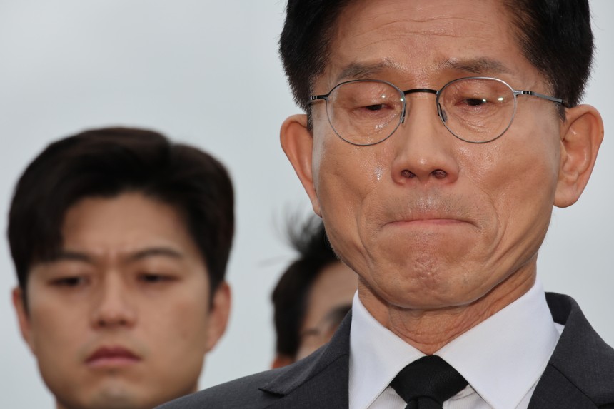 국민의힘 김문수 대선 후보와 김용태 비상대책위원장이 17일 광주 북구 국립 5·18 민주묘지를 찾아 박관현 열사 묘역에서 참배하던 중 눈물을 흘리고 있다. 연합뉴스