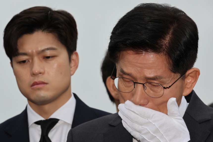 국민의힘 김문수 대선 후보와 김용태 비상대책위원장이 17일 광주 북구 국립 5·18 민주묘지를 찾아 박관현 열사 묘역에서 참배하던 중 눈물을 흘리고 있다. 연합뉴스