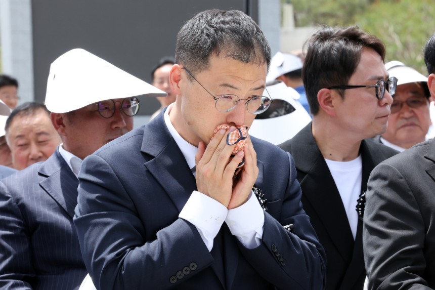 5·18민주화운동 45주년을 하루 앞둔 17일 국민의힘을 탈당한 무소속 김상욱 국회의원이 광주 북구 운정동 국립5·18민주묘지에서 열린 5·18추모제에서 추모공연을 보며 눈물을 닦고 있다. 연합뉴스