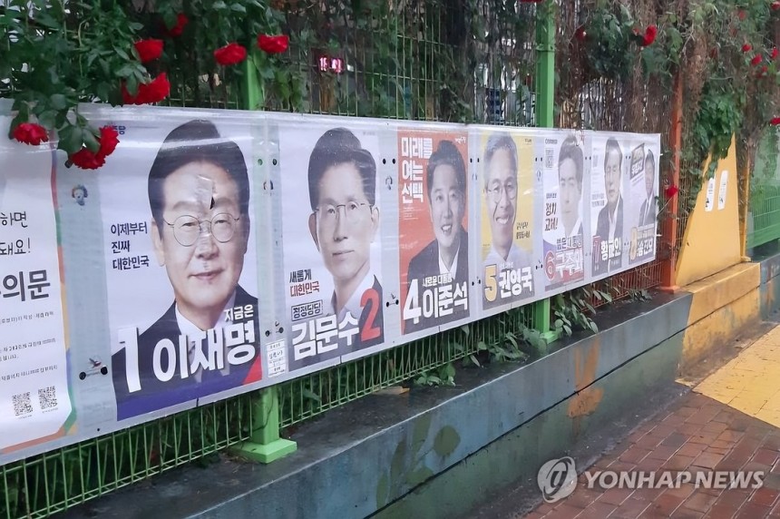 대구시 중구에서 16일 벽면에 부착된 벽보 가운데 이재명 더불어민주당 대통령선거 후보 얼굴의 얼굴만 훼손돼 있다. 연합뉴스