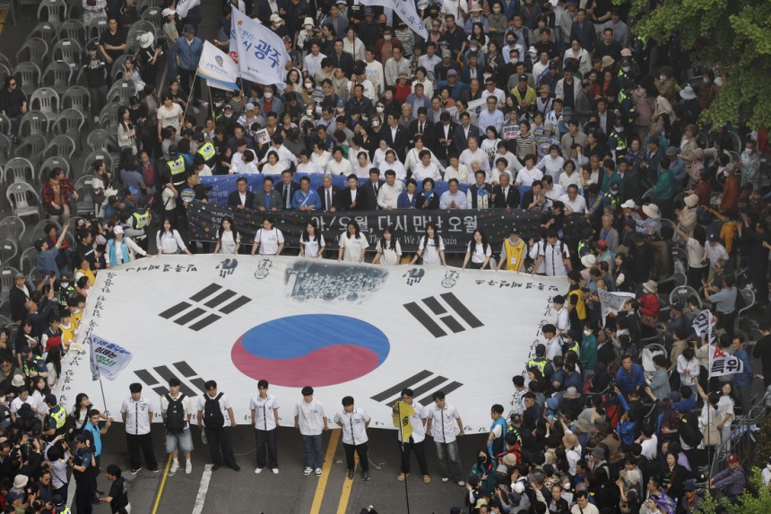 17일 오후 광주 동구 금남로에서 제45주년 5·18민주화운동 전야제가 열리고 있다. 연합뉴스
