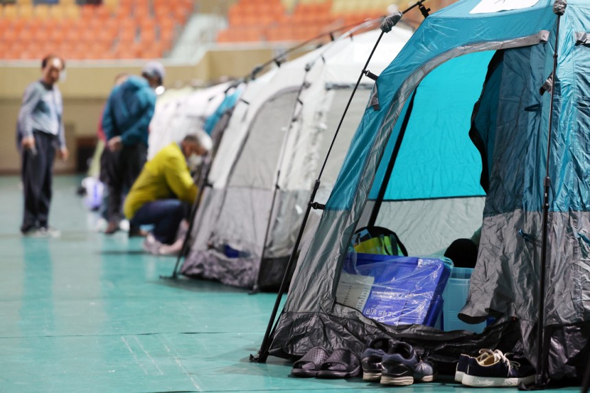 금호타이어 광주공장 화재가 발생한 17일 오후 광주 광산구 광주여자대학교 체육관에 마련된 대피소에서 주민들이 이동하고 있다. 연합뉴스,