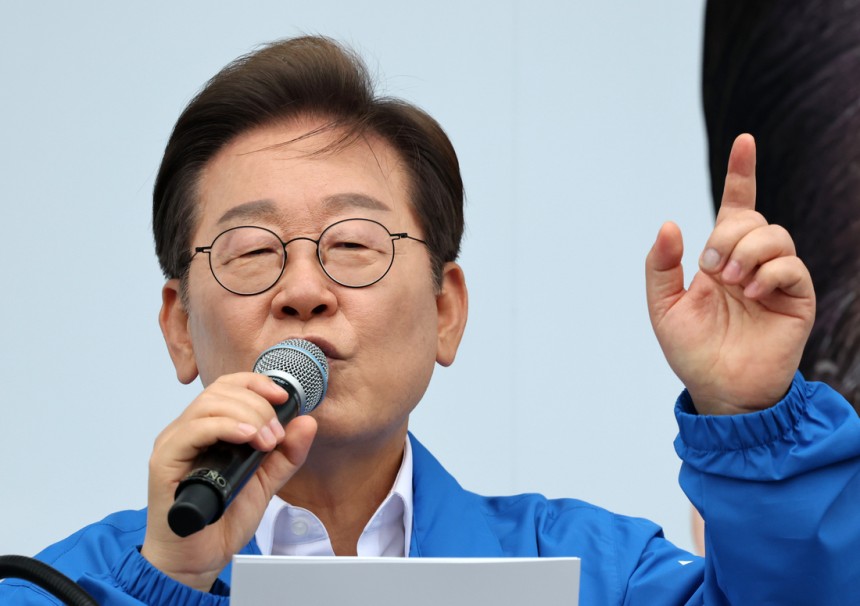 이재명 더불어민주당 대선 후보가 16일 전북 익산역 동부광장 유세에서 연설하고 있다.  박민규 선임기자