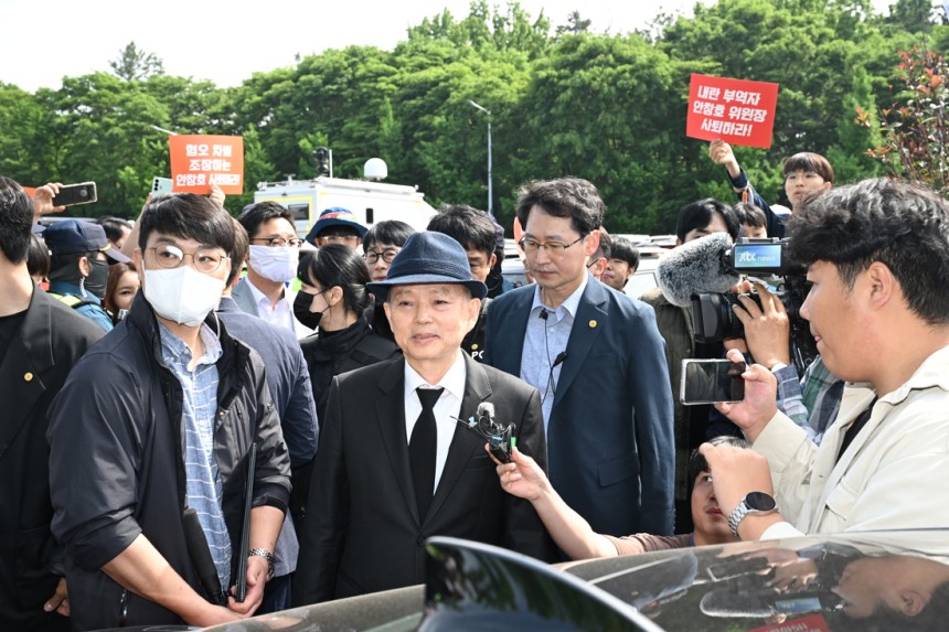 제45주년 5·18 민주화운동 기념식이 열린 18일 오전 광주 북구 국립 5·18 민주묘지에서 안창호 국가인권위원장이 광주 시민들의 반발로 기념식장에 들어가지 못하고 돌아가고 있다. 연합뉴스