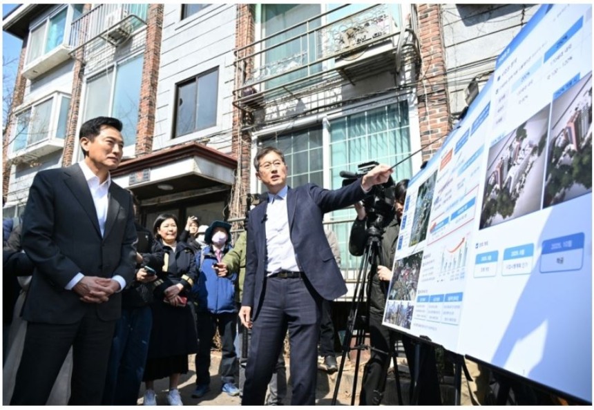 오세훈 서울시장이 규제철폐33호 대상지인 구로구 오류동 108-1번지 일대를 찾아 현장 상황을 보고받고 있다. 서울시 제공