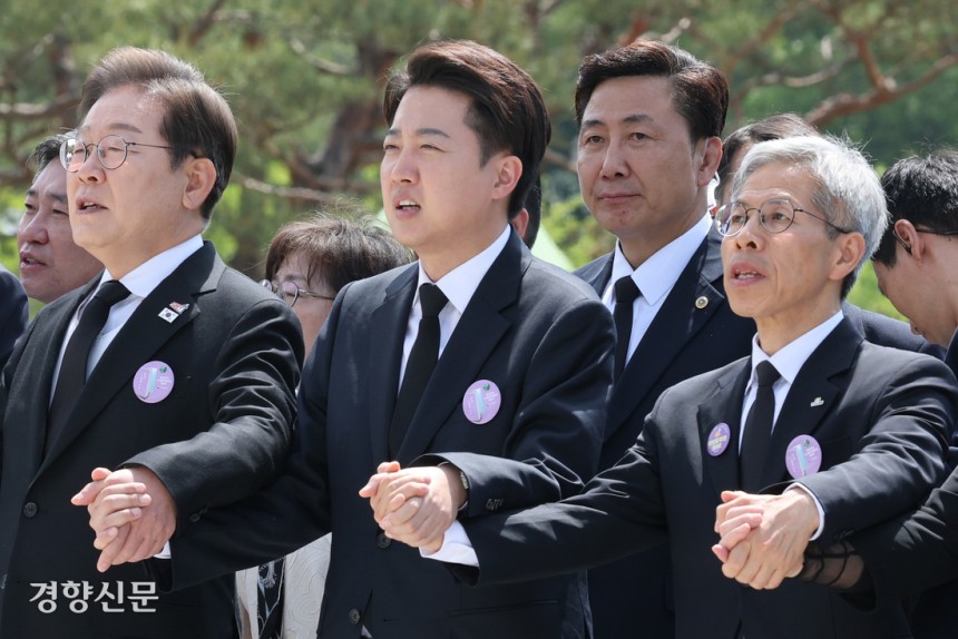 6·3 대선에 출마한 이재명 더불어민주당 후보, 이준석 개혁신당 후보, 권영국 민주노동당 후보(앞줄 왼쪽부터)가 18일 광주 북구 국립 5·18 민주묘지에서 열린 5·18 민주화운동 기념식에 참석해 ‘임을 위한 행진