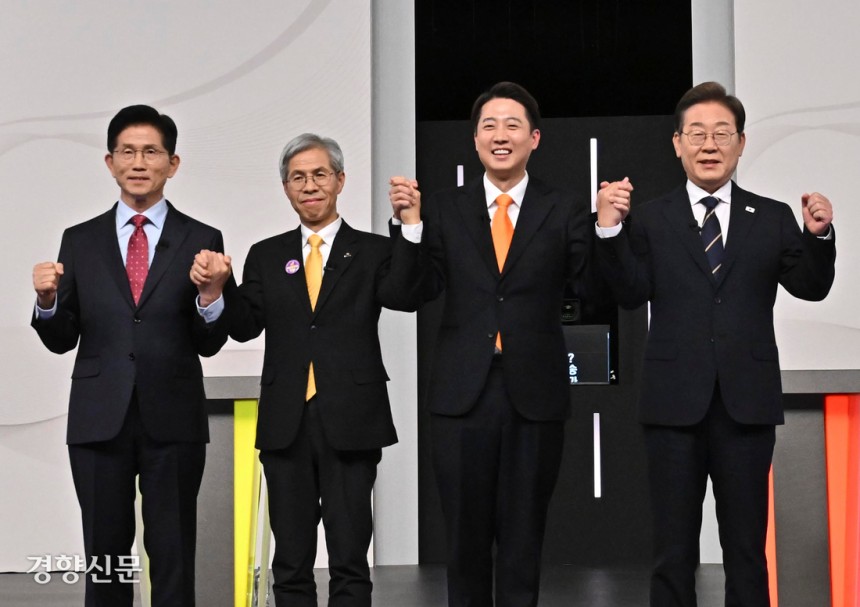 이재명 더불어민주당 후보, 이준석 개혁신당 후보, 권영국 민주노동당 후보, 김문수 국민의힘 후보(오른쪽부터)가 중앙선거방송토론위원회 주관으로 18일 서울 상암동 SBS 프리즘센터 스튜디오에서 열린 제21대 대선 1차