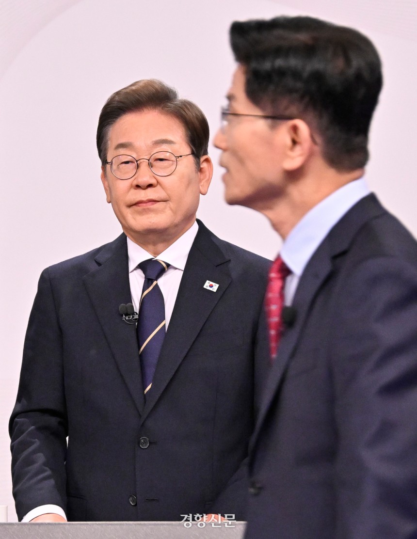 김문수 국민의힘 대선후보가 18일 서울 마포구 SBS프리즘타워에서 열린 중앙선거방송토론위원회 주관 제21대 대통령선거 후보자토론회에 참석하고 있다. 왼쪽은 이재명 더불어민주당 대선후보. 국회사진기자단