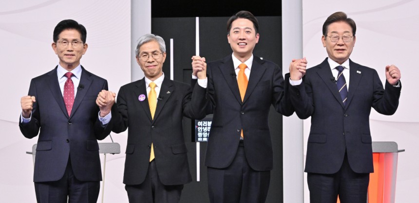 손 맞잡고 활짝 웃는 후보들 제21대 대통령 선거에 나선 김문수 국민의힘 후보, 권영국 민주노동당 후보, 이준석 개혁신당 후보, 이재명 더불어민주당 후보(왼쪽부터)가 18일 서울 상암동 SBS 스튜디오에서 경제 분야