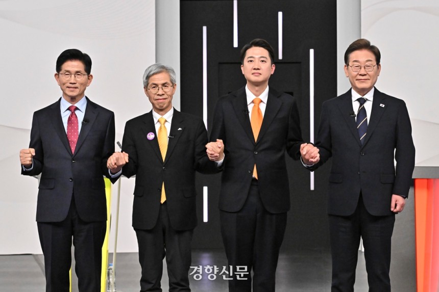 제21대 대통령선거에 나선 김문수 국민의힘 후보, 권영국 민주노동당 후보, 이준석 개혁신당 후보, 이재명 더불어민주당 후보(왼쪽부터)가 18일 서울 상암동 SBS스튜디오에서 경제 분야를 주제로 열린 후보자 초청 첫 