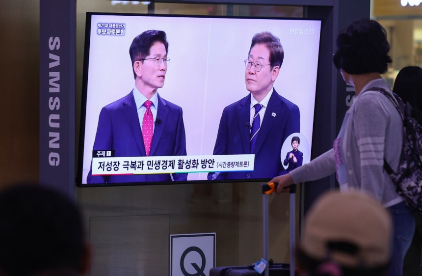 토론 지켜보는 시민들 시민들이 18일 서울역 대합실에서 제21대 대통령 선거 1차 후보자 토론회 중계방송을 지켜보고 있다. 연합뉴스