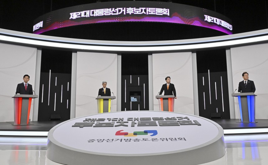빨노주파 정당색 넥타이 제21대 대통령 선거에 나선 김문수 국민의힘 후보, 권영국 민주노동당 후보, 이준석 개혁신당 후보, 이재명 더불어민주당 후보(왼쪽부터)가 18일 서울 상암동 SBS 스튜디오에서 첫 TV토론을 