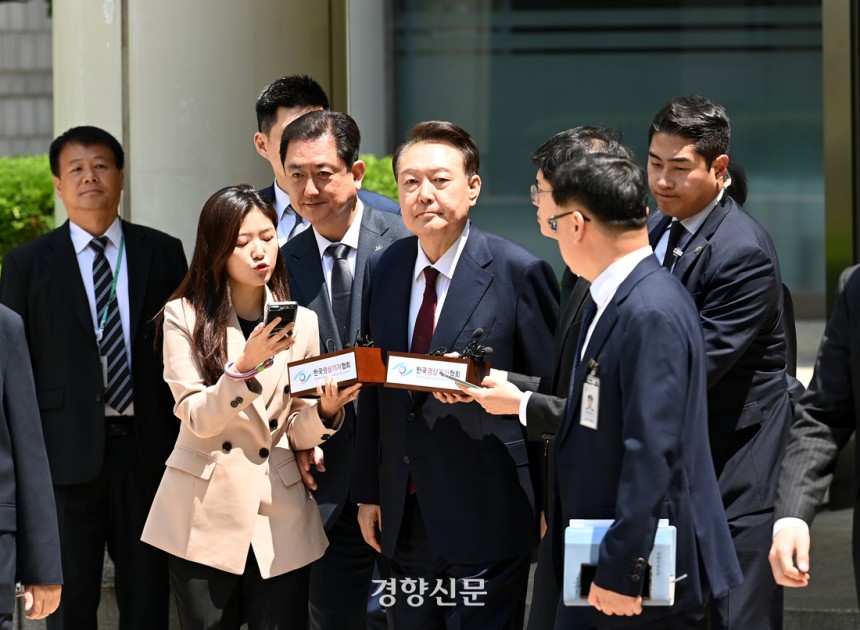 윤석열 전 대통령이 지난 5월 12일 서울중앙지법에서 열린 내란 우두머리 혐의, 직권남용 권리행사방해 혐의 사건 3차 공판에서 오전 재판 종료 후 식사를 위해 나서다 취재진의 질문에 묵묵부답으로 일관하고 있다. 사진