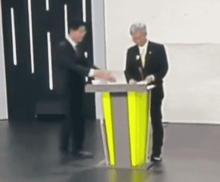 19일 SNS에선 전날 TV토론이 끝난 뒤 권영국 민주노동당 후보가 김문수 국민의힘 후보의 악수 요청을 거절하는 장면이 화제가 됐다. SNS 갈무리