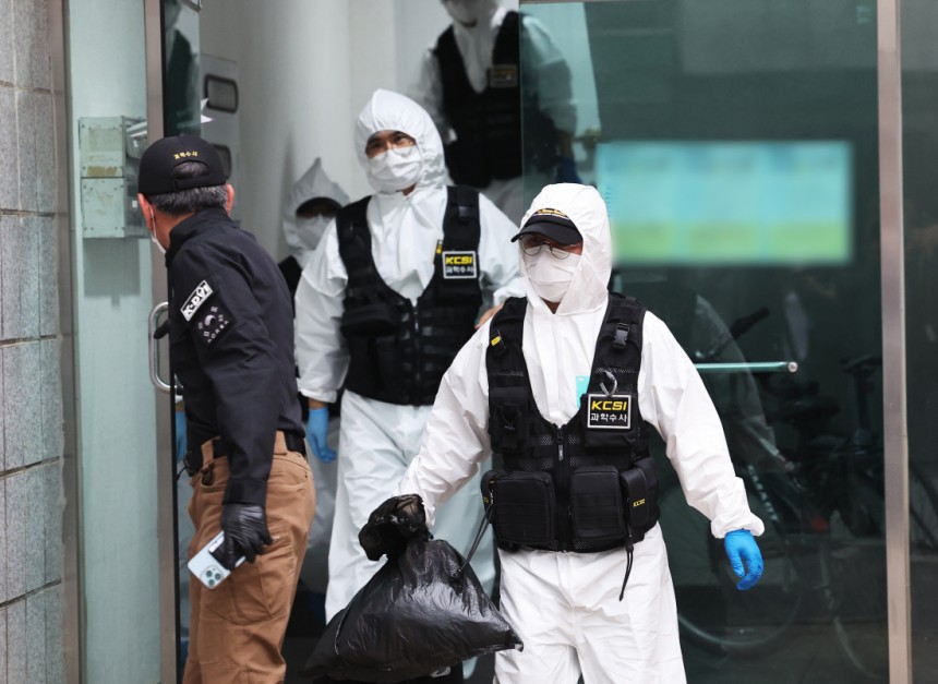 경찰 과학수사대원들이 19일 50대 중국동포 차철남씨가 점주를 흉기로 찌르고 달아난 경기 시흥시의 한 편의점 인근 건물에서 감식을 마치고 나오고 있다. 경찰은 추가로 인근 공원에서 70대 남성을 흉기로 찌르고 달아난