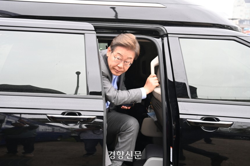 제21대 대통령선거 재외국민투표가 시작된 20일 오전 이재명더불어민주당 대선후보가 경기 의정부시 유세를 앞두고 버스에서 재외국민투표독려를 위한 ‘K-이니셔TV’로 전세계 재외동포를 연결한 줌방송을 하기위해 차에서 내