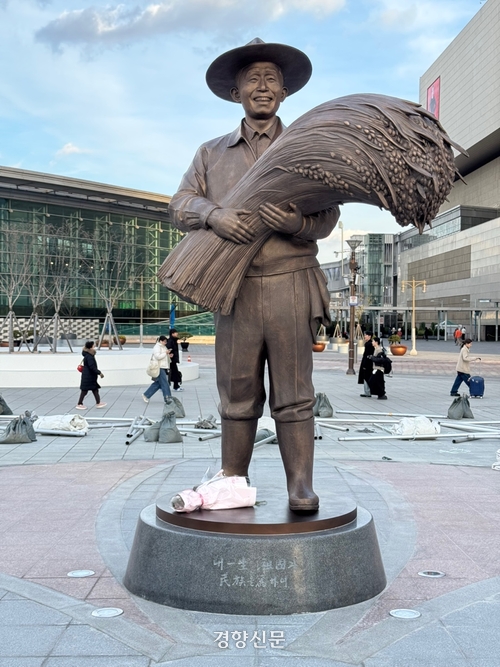 동대구역 광장에 지난해 12월23일 박정희 전 대통령 동상이 설치돼 있다. 백경열 기자