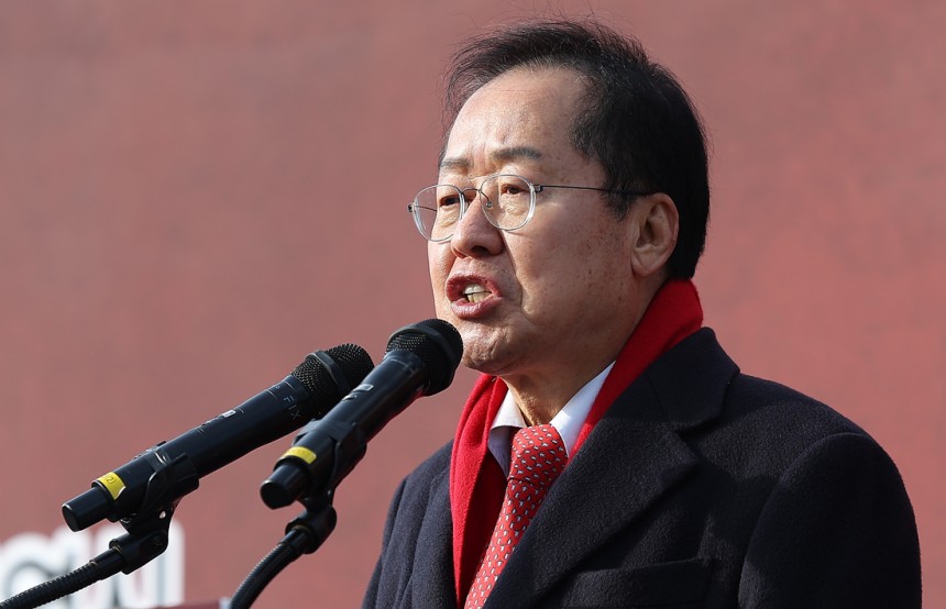 홍준표 대구시장이 지난해 12월 23일 오후 동대구역 광장에서 열린 ‘박정희 동상 제막식’에서 인사말하고 있다. 연합뉴스