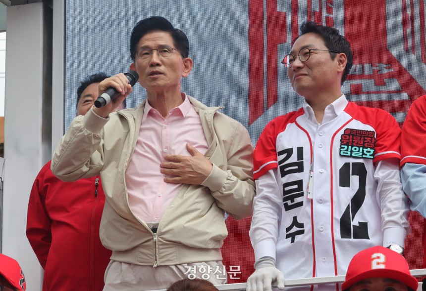 김문수 국민의힘 대선 후보가 20일 서울 강서구 남부골목시장 입구에 마련된 유세차량에 올라 자신은 방탄복을 입지 않았다고 발언하고 있다. 성동훈 기자