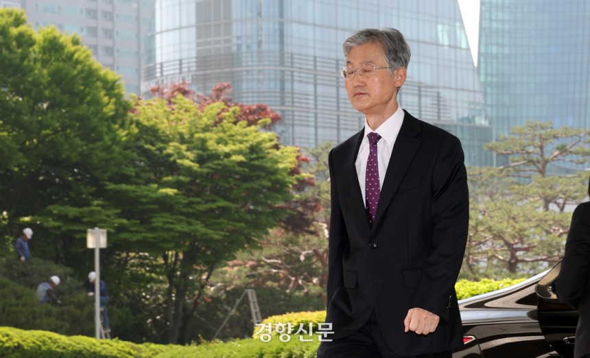 국회 법제사법위원회의 ‘사법부 대선개입 의혹 진상규명 청문회’가 열린 지난 14일 오전 조희대 대법원장이 서울 서초구 대법원으로 출근하고 있다. 권도현 기자