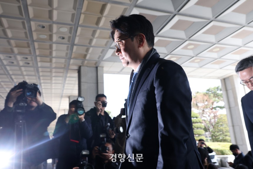헌법재판소가 이창수 서울중앙지검장에 대한 국회의 탄핵소추를 기각한 지난 3월13일 이 지검장이 서울 서초구 서울중앙지검으로 출근하고 있다. 권도현 기자