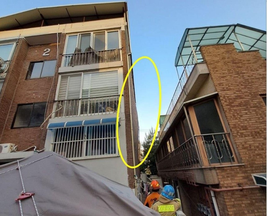 외벽이 부풀어 있는 경기 수원시 한 다세대주택. 연합뉴스