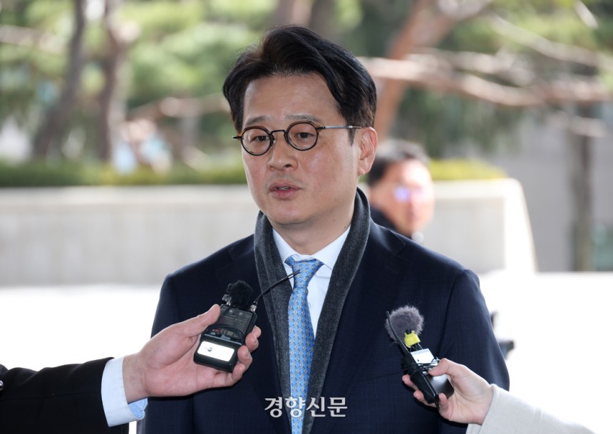 헌법재판소가 이창수 서울중앙지검장에 대한 국회의 탄핵소추를 기각한 지난 3월13일 이 지검장이 서울 서초구 서울중앙지검으로 출근하며 기자들의 질문에 답변하고 있다. 권도현 기자