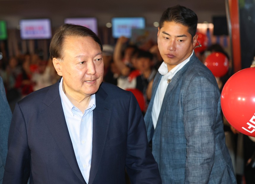 윤석열 전 대통령이 21일 서울 메가박스 동대문에서 이영돈 PD가 제작한 다큐멘터리 영화 ‘부정선거, 신의 작품인가’를 관람하기 위해 상영관으로 향하고 있다. 연합뉴스