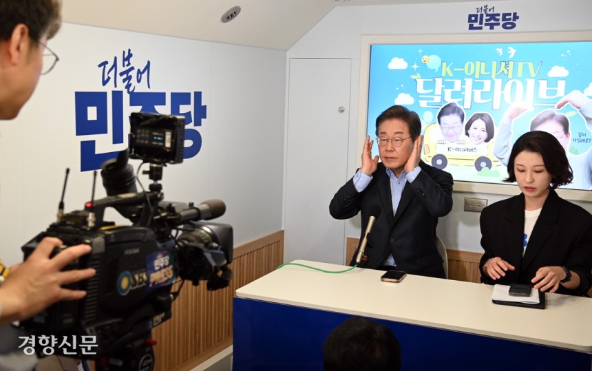 이재명 더불어민주당 대선 후보(가운데)가 21일 유튜브 방송을 마친 뒤 버스 안에서 언론 브리핑을 준비하고 있다. 박민규 선임기자