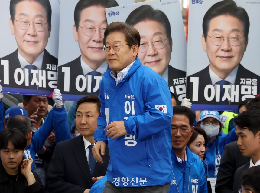 이재명 더불어민주당 대선후보가 지난 20일 경기 김포시 구래동에 설치된 유세차량 연단으로 오르고 있다. 박민규 선임기자