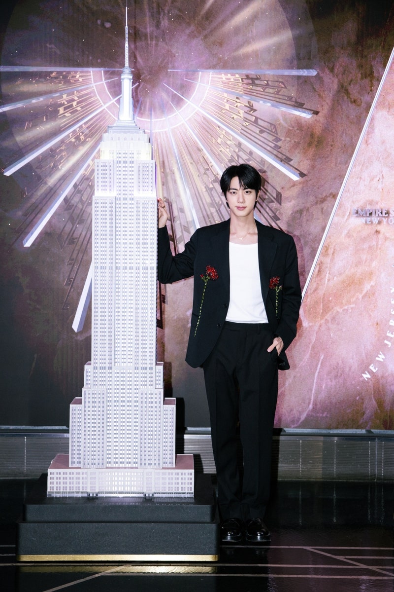 BTS 진, 미국 <b>엠파이어 스테이트 빌딩</b> 물들여···앨범 발매 기념