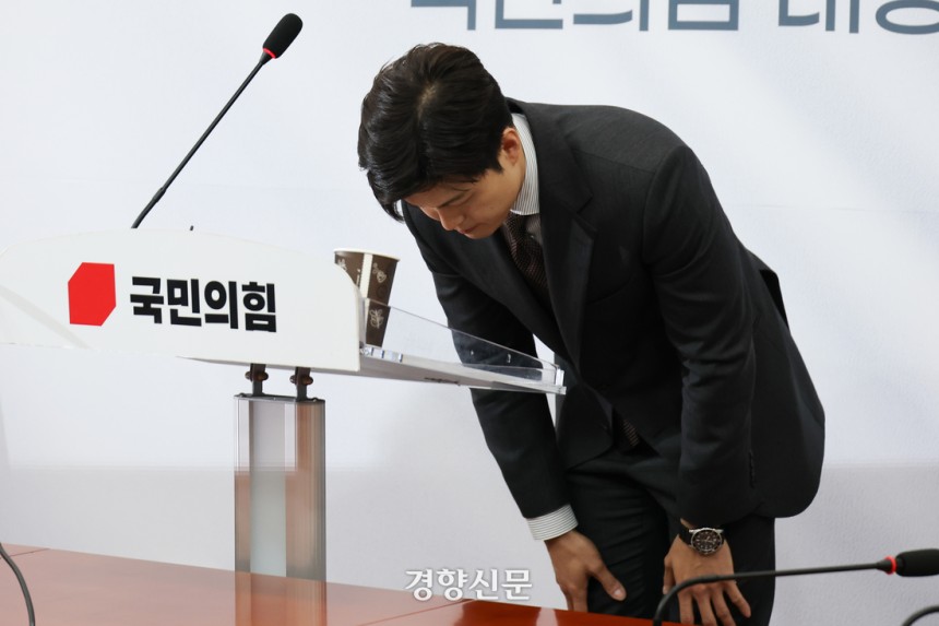 김용태 국민의힘 비대위원장이 20일 국회에서 열린 기자회견에서 후보 배우자 TV 생중계토론을 제안한 뒤 인사하고 있다. 성동훈 기자