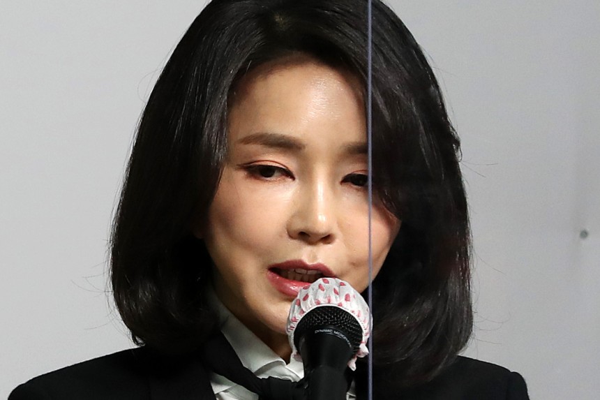 윤석열 당시 국민의힘 대선 후보의 배우자 김건희씨가 2021년12월26일 오후 서울 여의도 국민의힘 당사에서 허위경력 의혹 등에 대한 입장문 발표를 하고 있다. 국회사진기자단