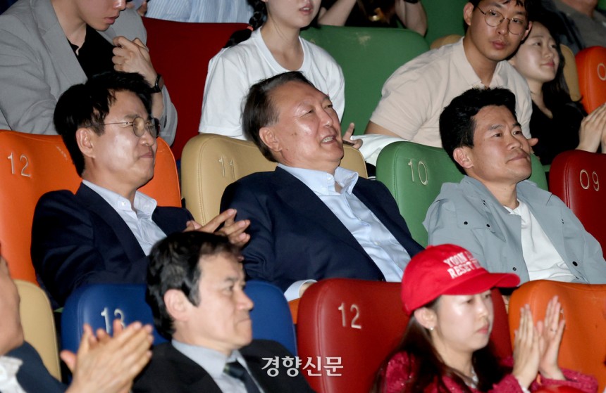윤석열 전 대통령이 21일 오전 서울 메가박스 동대문에서 영화 &lt;부정선거, 신의 작품인가&gt; 관람 도중 계엄령 선포 장면이 나오자 박수갈채를 받고 있다. 사진공동취재단