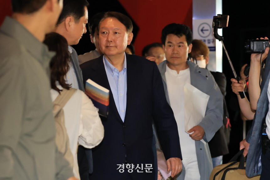 윤석열 전 대통령이 21일 서울 메가박스 동대문에서 이영돈 PD가 제작한 다큐멘터리 영화 &lt;부정선거, 신의 작품인가&gt; 관람을 마치고 상영관을 떠나고 있다. 이준헌 기자