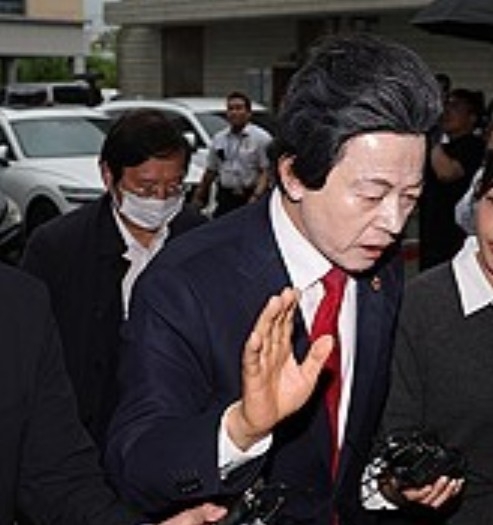 16일 오후 경기도 의정부시 가능동 의정부지방법원에서 사기와 정치자금법 위반, 준강제추행 등의 혐의를 받는 허경영 국가혁명당 명예대표(가운데)가 구속 전 피의자 심문 위해 법정으로 이동하고 있다. 연합뉴스