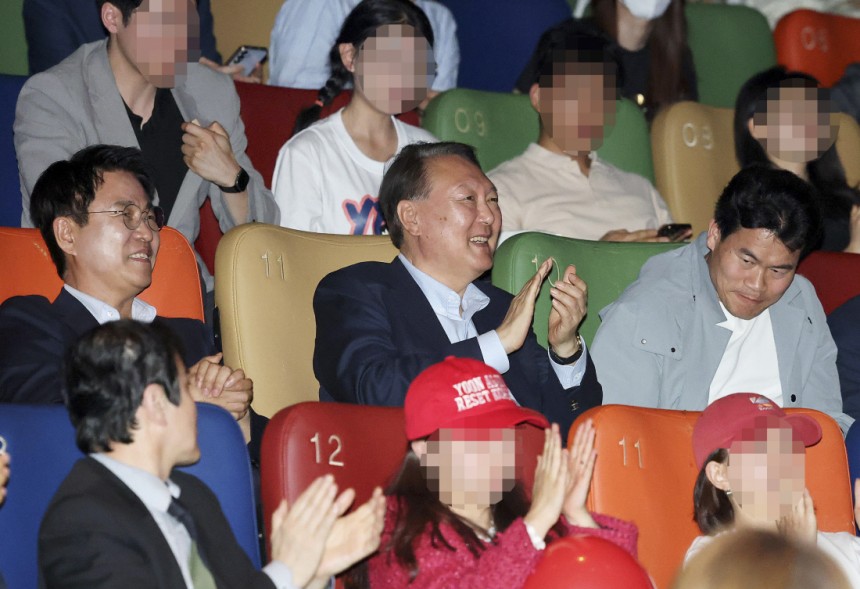 파면 47일 만에 첫 공개 행보…전한길과 박수 윤석열 전 대통령이 대선을 13일 앞둔 21일 서울 동대문의 한 영화관에서 부정선거론을 주장하는 다큐멘터리 영화 &lt;부정선거, 신의 작품인가&gt;를 관람한 뒤 웃으